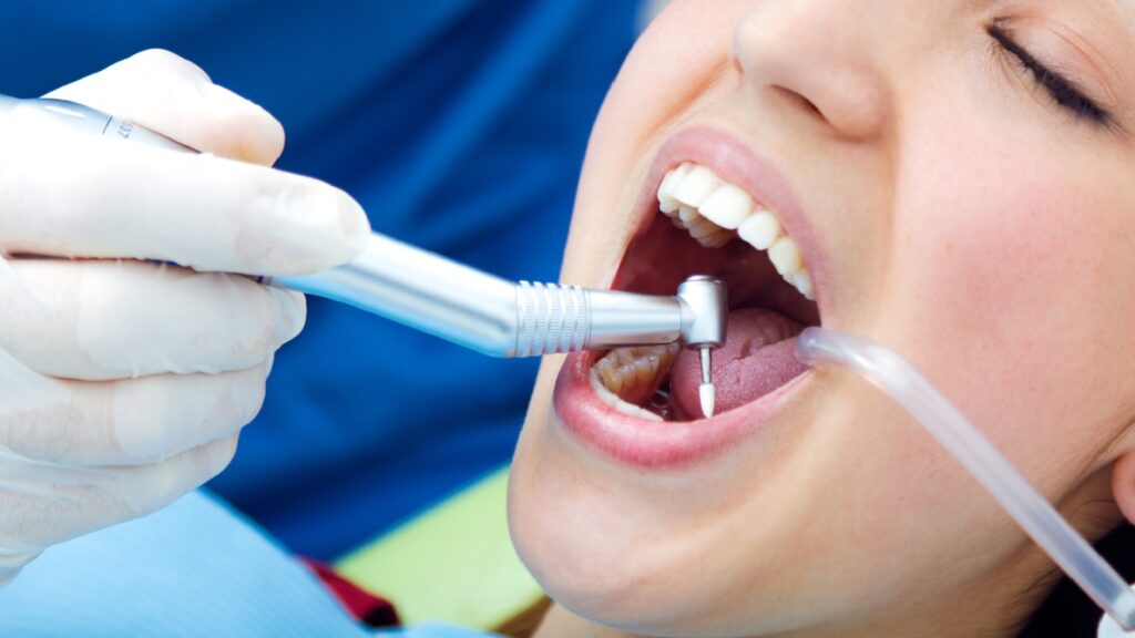 https://www.freepik.es/foto-gratis/chequeo-dentist-herramienta-instrumento-joven_1108636.htm#query=tratamiento%20de%20caries&position=3&from_view=search&track=ais